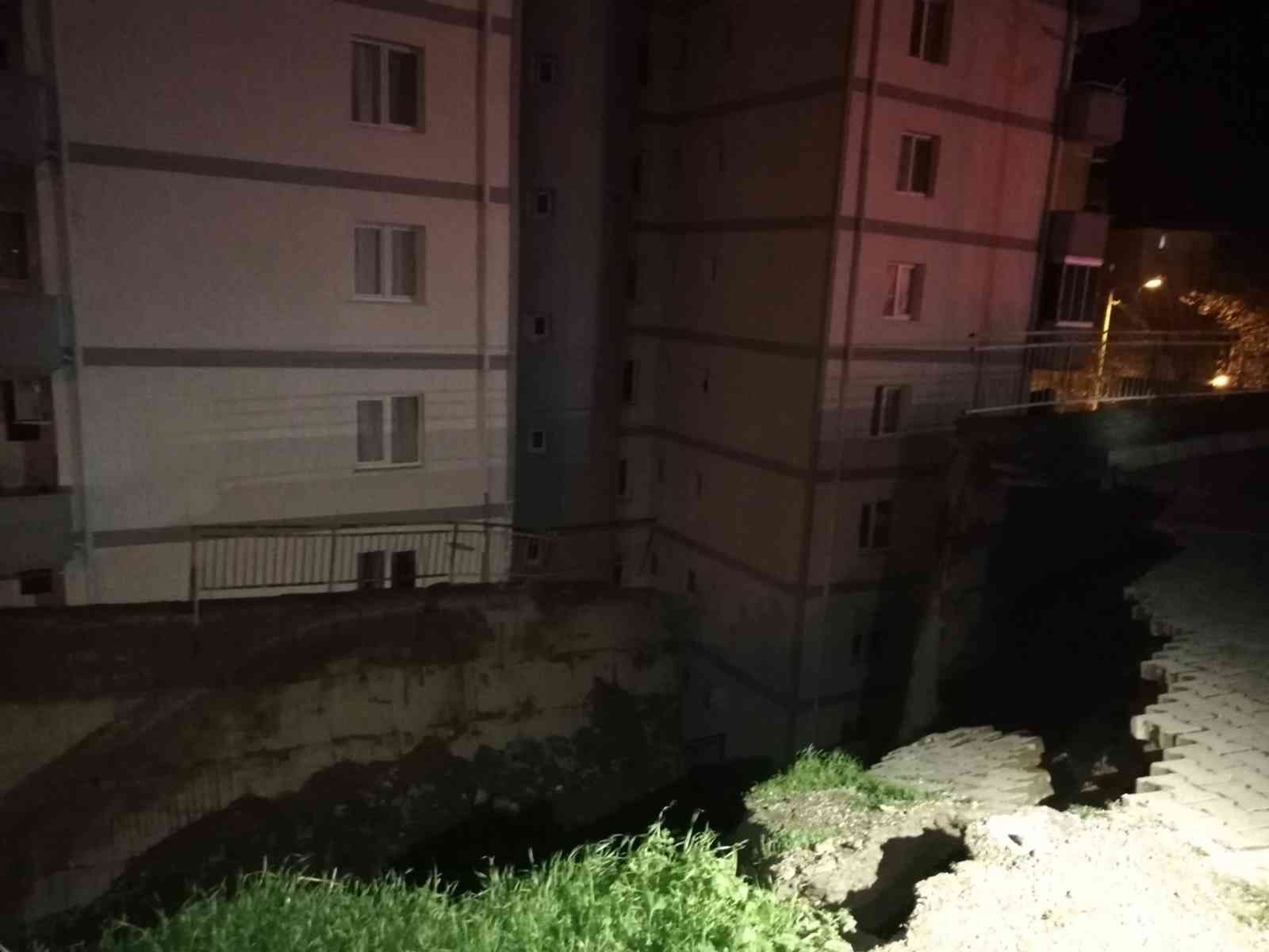 İzmir'de sitenin istinat duvarı yıkıldı: 88 daire tahliye edildi - Asayiş - İzmir gündemi