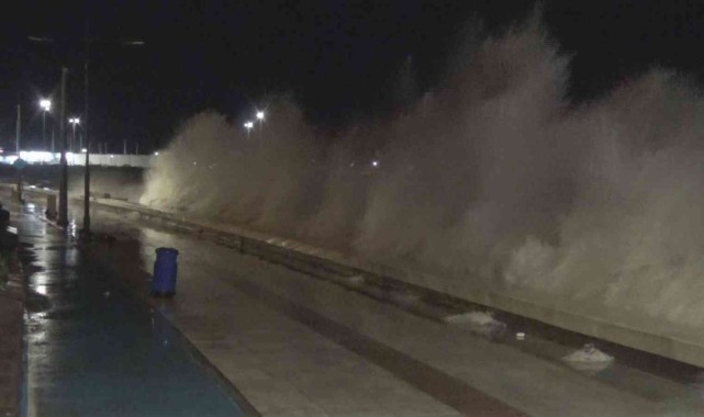İzmir'de fırtına nedeniyle deniz taştı!