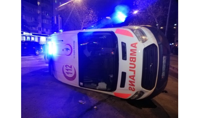 İzmir'de otomobil ile çarpışan ambulans yan yattı: 3 yaralı